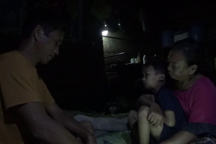 Hanya Diterangi Pelita, Keluarga Mursalim di Luwu Bertahan Hidup di Bekas Dapur Gula Aren