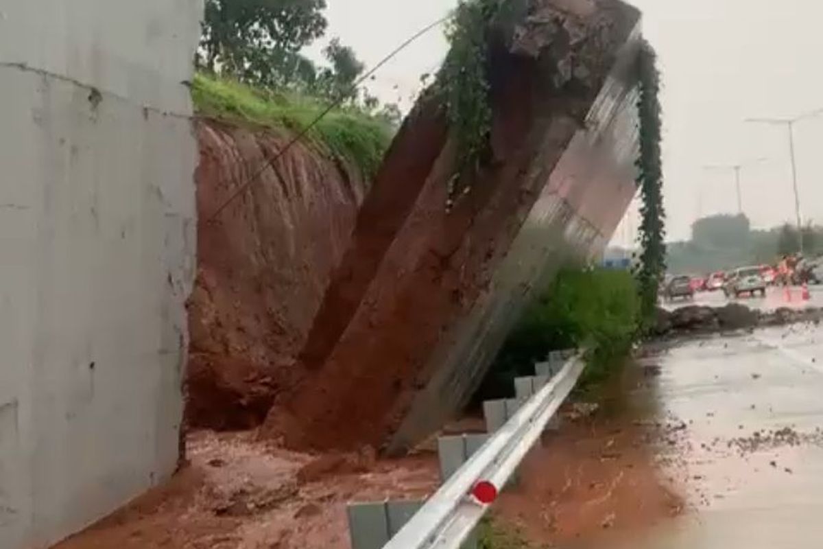 Tebing pembatas di pinggir jalan Tol Serpong-Cinere arah ke GT Utama Limo mengalami longsor sepanjang kurang lebih 25 meter. Para pengendara diimbau lebih waspada saat melintasi ruas tol tersebut.