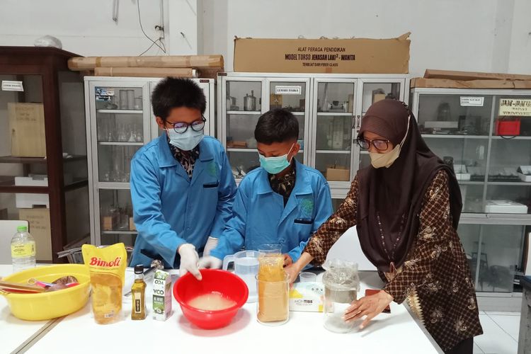 Dua siswa Darul Hikmah Kutoarjo Islamic School lolos menjadi finalis Indonesian Science Project Olympiad (ISPO) 2023 bidang Kimia melalui penelitian ?Sabun Herbal untuk Penyakit Herpes dan Berbagai Penyakit Kulit Lainnya?.