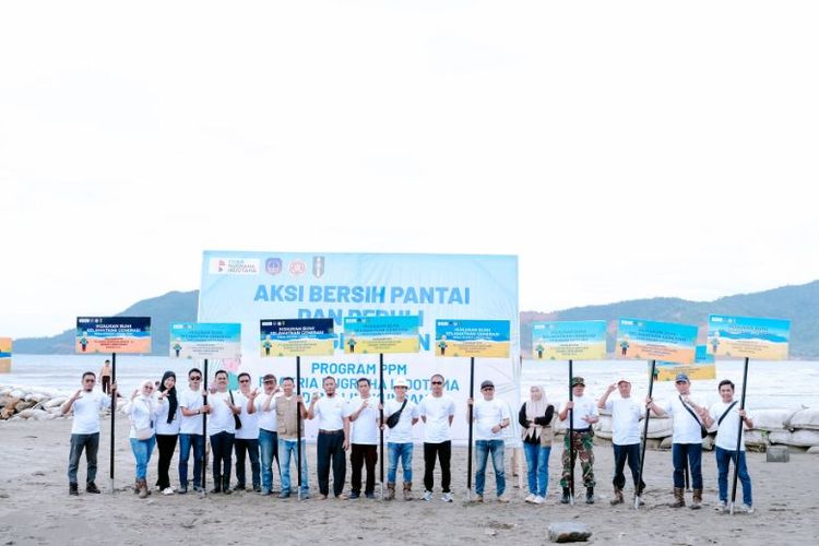 Aksi bersih-bersih pantai merupakan bagian dari komitmen PT Ceria untuk membangun kesadaran dan mendorong terciptanya pola hidup yang lebih teratur bagi masyarakat sekitar. 