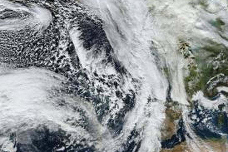 Foto satelit memperlihatkan Badai Frank yang tengah mengarah ke Inggris.