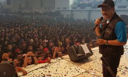 Ikut Dangdutan, Gus Ipul Nyanyi 