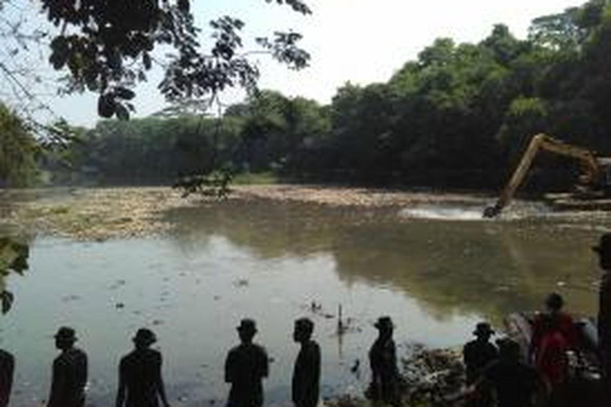 Aparat kerja bakti punguti sampah di Danau UI, Depok, Jumat (12/9/2014)