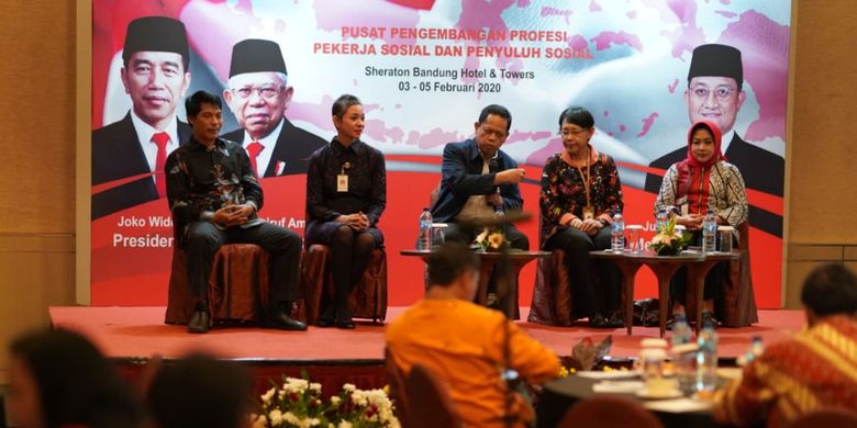 Kepala BP3S bersama Kepala Pusbangprof Peksos Pensos,Kepala Puspensos, Kepala B2P3KS Yogyakarta dan BBPPKS Yogyakarta saat diskusi panel pada acara Workshop Pendidikan Profesi Pekerja Sosial Seluruh Indonesia, di Hotel Sheraton, Bandung, 3-5 Februari 2020. 