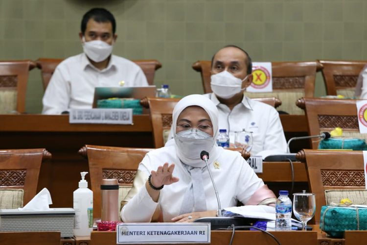 Menteri Ketenagakerjaan Ida Fauziyah memberikan penjelasan evaluasi program Kemenaker dan BPJS Ketenagakerjaan di Komisi IX DPR RI, Jakarta, Senin (18/1/2021).
