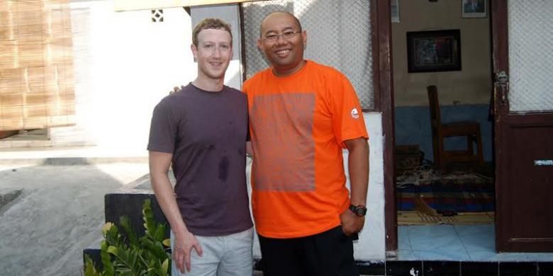 Mark Zuckerberg (kiri) dan Antonius Sasongko (kanan) di Kampung Cyber, Jogja, Minggu (12/10/2014).