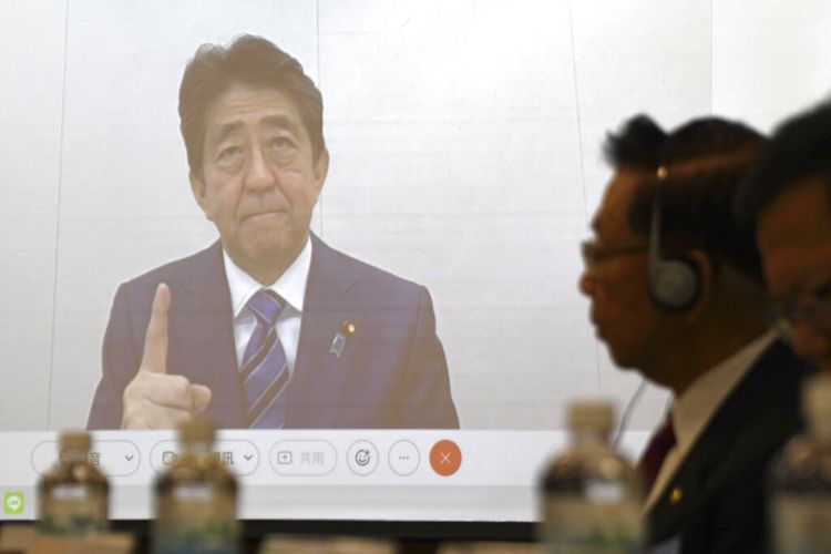 Mantan Perdana Menteri Jepang Shinzo Abe, terlihat di layar, selama pertemuan di Taipei, Rabu 1 Desember 2021. 