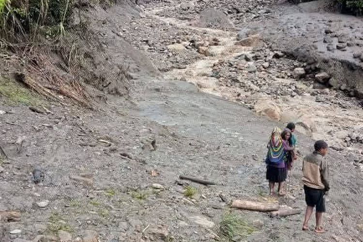 Nampak situasi banjir dan longsor di Distrik Dal, Kabupaten Nduga, Papua Pegunungan, Sabtu (1/11/2025).