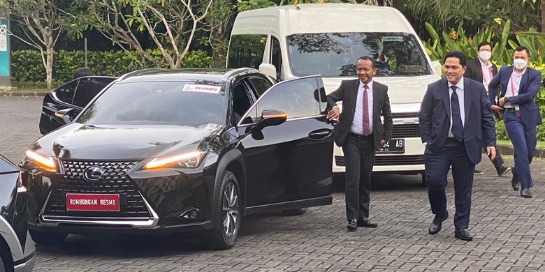 UX300e Dukung Mobilitas KTT G20 Summit--Menteri BUMN Erick Tohir (kedua kiri) dan Menteri Investasi/Kepala BKPM Bahlil Lahadalia (kiri) menggunakan Lexus UX300e menuju Bali Nusa Dua Convention Center (BNDCC)  tempat berlangsungnya B20 Summit, satu forum dialog resmi yang menjadi bagian dari Konferensi Tingkat Tinggi (KTT) G20 di bawah Sherpa Track atau Jalur Sherpa, Senin (14/11). Lexus UX300e bersama Toyota bZ4X disediakan oleh PT Toyota-Astra Motor (TAM) sebagai official car partner G20 Summit untuk mendukung mobilitas para delegasi internasional dan Pemerintah Indonesia sebagai presidensi Konferensi Tingkat Tinggi (KTT) ini. Sementara itu, dalam jumpa pers di Media Center KTT G20, Menteri Badan Usaha Milik Negara (BUMN) Erick Thohir menyatakan, Indonesia sangat serius untuk menjadi tuan rumah Olimpiade 2036.