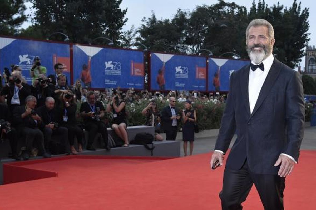 Sutradara Mel Gibson menghadiri pemutaran perdana film terbarunya, Hacksaw Ridge, di Festival Film Venice 2016 di Venice Lido, Italia, Minggu (4/9/2016).