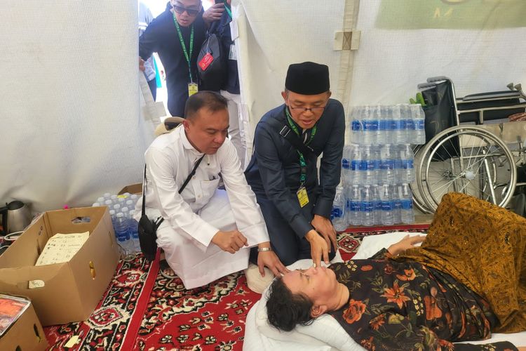 Wakil Ketua Dewan Perwakilan Rakyat (DPR) Republik Indonesia (RI) Sufmi Dasco Ahmad saat berinteraksi dengan jemaah yang sakit dan sedang dirawat di tenda fasilitas kesehatan, Mina, Kamis (29/6/2023).

