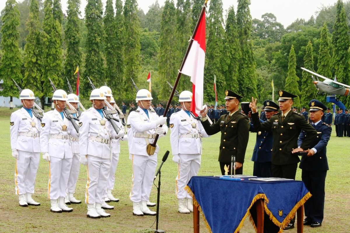 Perwakilan lulusan Sekbang/PSDP perwira TNI AD saat diambil sumpahnya, (14/11/2018).