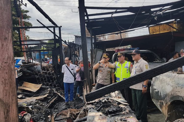 Aparat kepolisian dari Polresta Banjarmasin bersama BPBD Banjarmasin meninjau lokasi kebakaran sebuah rumah kos yang menewaskan 2 penghuninya pada Senin (23/12/2019) dinihari.