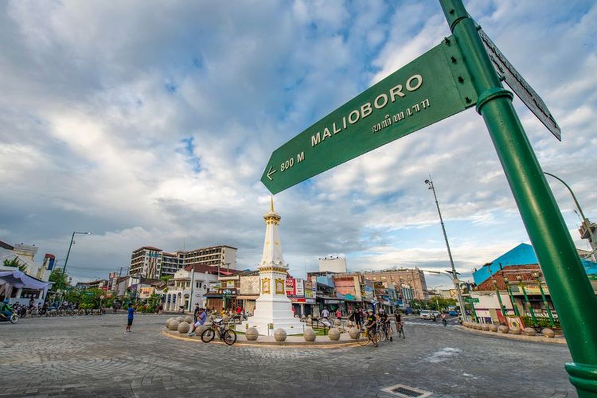 Tugu Pal Putih atau Tugu Jogja, salah satu dari tiga titik Sumbu Filosofi Yogyakarta. Oleh UNESCO, kawasan Sumbu Filosofi Yogyakarta dimasukkan ke dalam Warisan Budaya Dunia.