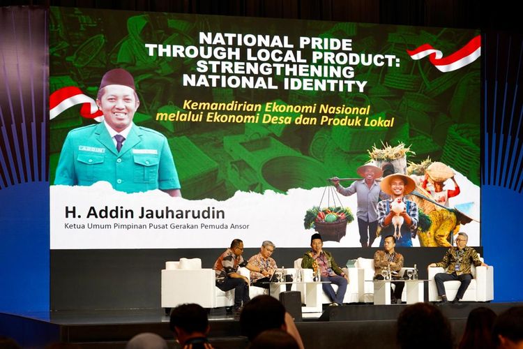 Ketua Umum Pimpinan Pusat (PP) GP Ansor, Addin Jauharudin (tengah), memaparkan skema bisnis berbasis pedesaan yang digagas organisasinya dalam ajang Investor Daily Summit (IDS) 2025 bertema ?National Pride Through Local Product: Strengthening National Identity? di Jakarta Convention Center, Kamis (9/10/2025).
