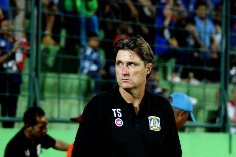 Pelatih Timo Scheunemann saat mendampingi Persiba Balikpapan pada pertandingan Liga 1 kontra Arema FC di Stadion Gajayana, Senin (1/5/2017). 