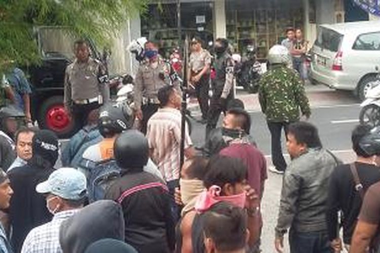 Ormas datangi Lapas Kerobokan dengan bawa tombak pada hari kerusushan, Kamis (17/12/2015). 