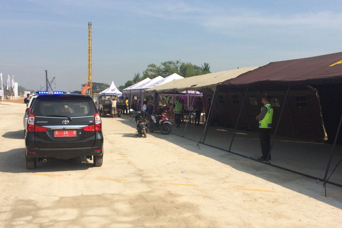 Suasana parking bay di JTF Pemalang-Batang, di Desa Bojong, Pekalongan, Jawa Tengah pada H-7 lebaran.