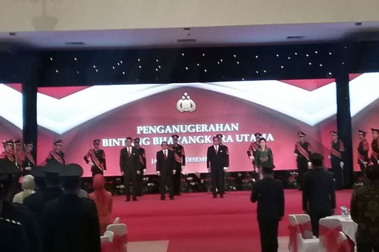 Kapolri Jenderal Tito Karnavian memberikan Tanda Kehormatan Bintang Bhayangkara Utama kepada tujuh menteri kabinet, di STIK PTIK, Jakarta, Rabu (13/12/2017). Mereka adalah Pramono Anung, Pratikno, Budi Karya Sumadi, Nila Foto Moeloek, Sri Mulyani Indrawati, Asman Abnur serta Basuki Hadimoeljono.