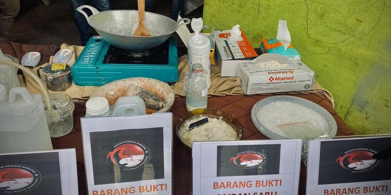 Satuan Reserse Narkoba (Satres Narkoba) Polresta Bandung mengungkap praktik produksi sabu di sebuah rumah di Kampung Ciseupan, Desa Panyocokan, Kecamatan Ciwidey, Kabupaten Bandung, Jawa Barat. Satu orang tersangka insial CR alias GARPU berhasil diamankan dalam pengungkapan tersebut, Kamis (19/1/2022)