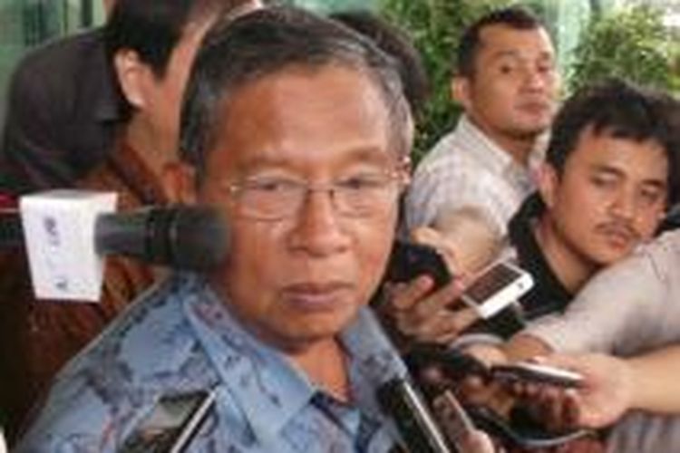 Darmin Nasution, seusai menjalani pemeriksaan sebagai saksi dalam kasus Century, Selasa (1/10/2013), di Gedung Komisi Pemberantasan Korupsi (KPK), Jakarta.