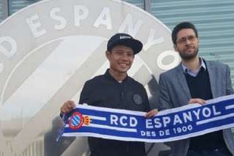 Gelandang asal Indonesia, Evan Dimas, tiba di markas Espanyol di Barcelona, Rabu (3/2/2016).