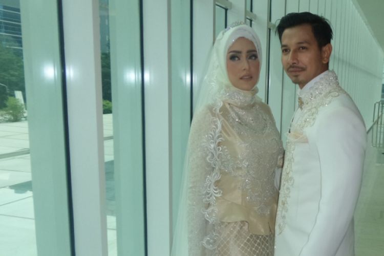 Fairuz A Rafiq dan Sonny Septian diabadikan sesudah menjalani akad nikah di JS Luwansa, Kuningan, Jakarta Selatan, Minggu (21/5/2017).