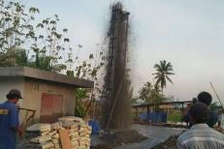 Sejumlah warga dan pekerja proyek sumur bor Dinas Pekerjaan Umum Provinsi Maluku tengah menyaksikan semburan lumpur di lokasi proyek.  Semburan lumpur itu sudah terjadi seak tiga hari lalu, dan hingga Sabtu (3/10/2015) semburan masih terjadi 