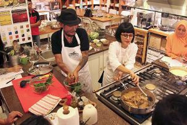 Kelas memasak di Pantry Magic di kawasan Kemang, Jakarta. Menu lokal Mandailing, Sumatera Utara, antara lain rondang itik, gulai ikan asap, sayur tauco, sambal ikan teri joruk, dan sambal tuktuk umbut rotan.