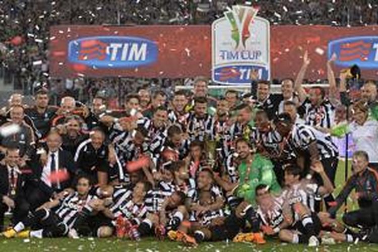 Para pemain Juventus berpesta merayakan keberhasilan meraih gelar juara Coppa Italia, Rabu (20/5/2015). 