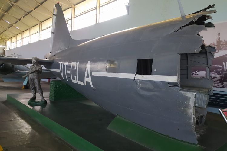 Replika badan hingga ekor pesawat Dakota VT-CLA yang jadi koleksi Museum Pusat TNI AU Dirgantara Mandala (Muspusdirla) Yogyakarta.