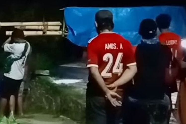 Jalan Rusak, Ibu Usai Melahirkan di Mamasa Ditandu 6 Jam Menuju Puskesmas