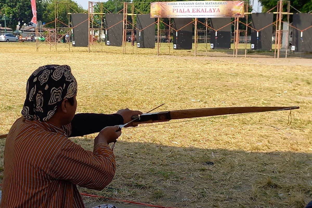 Para peserta lomba Jemparingan di Alun-alun Kidul, Kota Yogyakarta, Sabtu (20/7/2022)