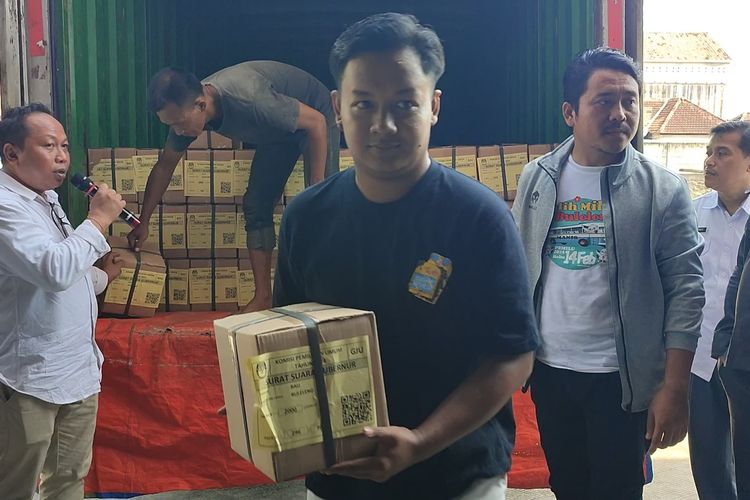 Kotak yang berisikan surat suara pemilihan gubernur dan wakil gubernur Bali serta bupati dan wakil bupati buleleng, tiba di Gudang KPU Kabupaten Buleleng di Desa Pemaron, Kecamatan Buleleng, Kabupaten Buleleng, Senin (14/10/2024).