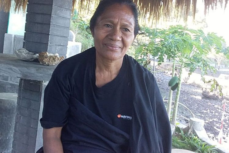 Maria Adolorota menuturkan sejarah Watu Krus (Batu Salib) di Pantai Bola, Kecamatan Bola, Kabupaten Sikka, Flores, Nusa Tenggara Timur, Sabtu (15/6/2019). Watu Krus (Batu Salib) merupakan jejak peninggalan bangsa Portugis di Pantai Bola. 