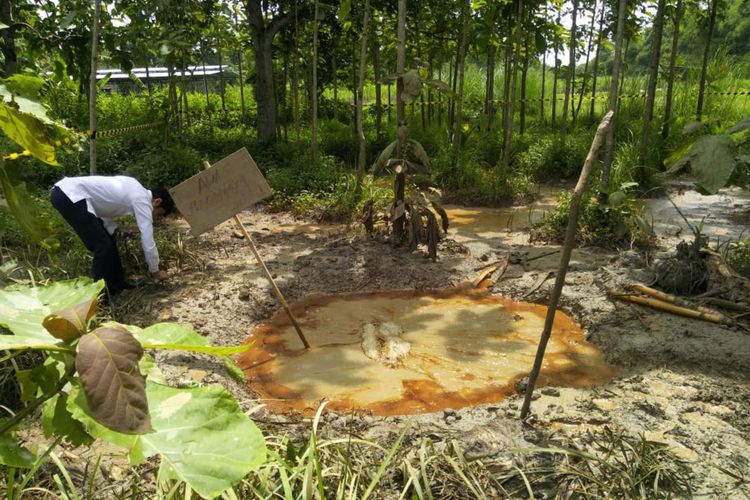 Petugas BPBD Bojonegoro saat meninjau lokasi bekas sumur minyak yang ada di Desa Batokan, Kecamatan Kasiman, Bojonegoro, Jawa Timur.