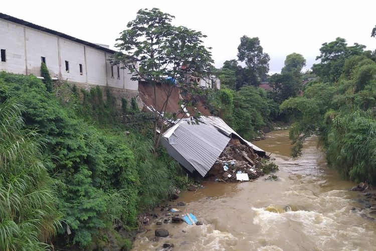 Material bangunan kios ambruk dari Pasar Parungkuda di aliran Sungai Cicatih, Kecamatan Parungkuda, Sukabumi, Jawa Barat, Minggu (20/12/2020).