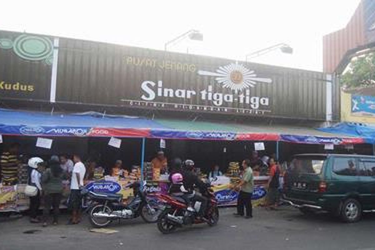 Lalu lintas di sejumlah titik di KOta Kudus, Jawa Tengah pada Rabu (22/8/2012) mulai padat dengan kendaraan pemudik.