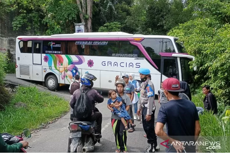 Bus wisata tersangkut di kelok 44