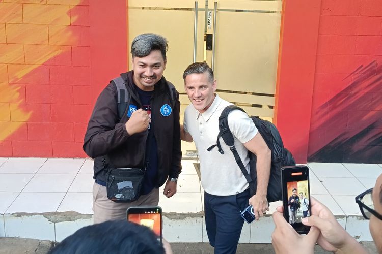 Pelatih timnas Indonesia, John Herdman, berpose usai memantau latihan Persija Jakarta di Persija Training Ground, Bojongsari, Depok, Selasa (27/2/2026).