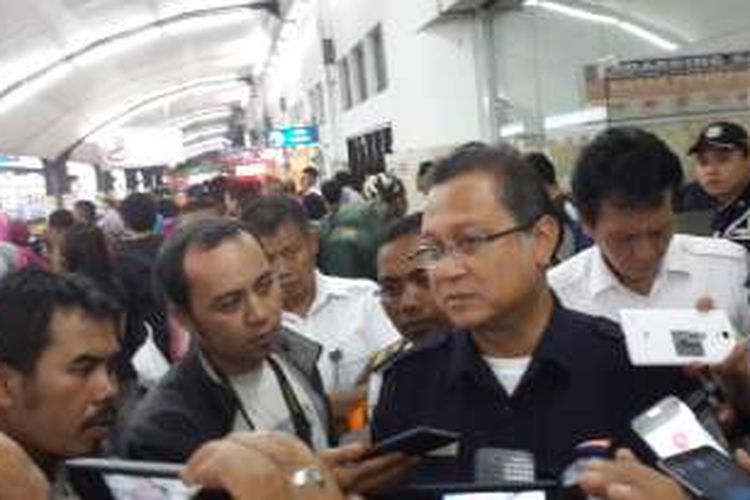 Direktur Utama PT Kereta Api Indonesia (KAI), Edi Sukmoro saat melakukan inspeksi di Stasiun Kota Malang, Kamis (8/12/2016)