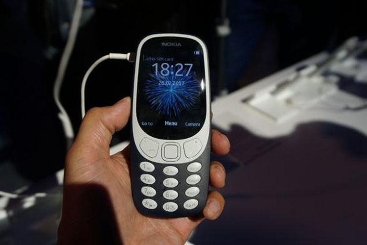 Nokia 3310 dalam genggaman.