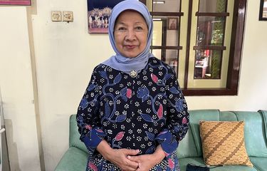 Bu Ning, Jokowi, dan Tutup Gelas Berlambang Istana...