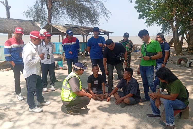 Tim FIQR TNI Angkatan Laut Lantamal 1 Belawan saat menangkap 3 orang sindikat pencurian avtur di Pantai Dewi Indah, Kecamatan Pantai Labu, Deli Serdang, Rabu (11/2/2025)