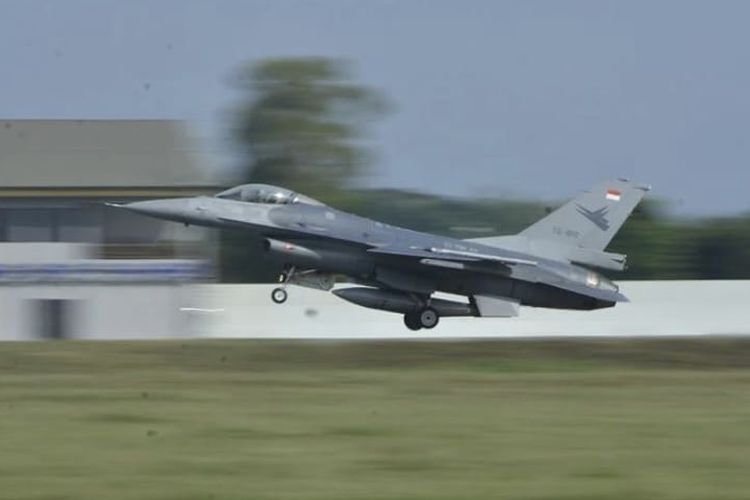 Jet tempur F-16 TNI AU dalam latihan gabungan di Lanud Iswahjudi, Magetan, Jawa Timur.