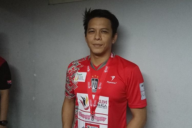 Vokalis band Noah, Nazril Ilham atau Ariel, hadir di DBL Arena, Surabaya, Jumat (24/2/2017) untuk meramaikan Djarum Superliga 2017. Ia tampak mengenakan seragam tim Musica Champions.