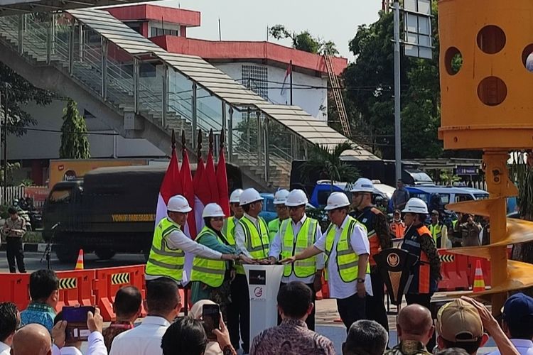 Proses Groundbreaking atau peletakan batu pertama yang menandakan dimulainya pembangunan LRT Jakarta Fase 1B rute Velodrom-Manggarai dilakukan pada Senin (30/10/2023) pagi. 