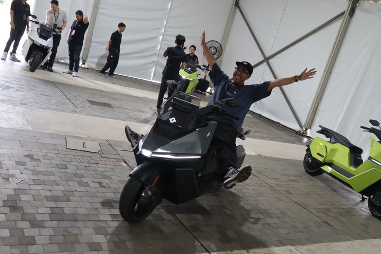 Jajal Omoway Omo X Balance, Motor yang Bisa Berdiri Sendiri 