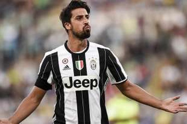 Gelandang Juventus, Sami Khedira, melakukan selebrasi seusai membobol gawang Lazio, pada laga Serie A di Stadion Olimpico, Roma, Sabtu (27/8/2016).