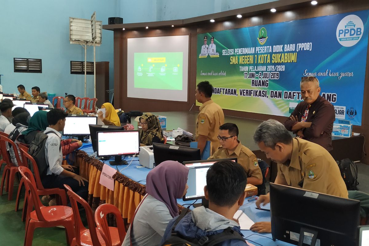 Proses PPDB di SMA Negeri 1 Kota Sukabumi, Jawa Barat, Selasa (18/6/2019)